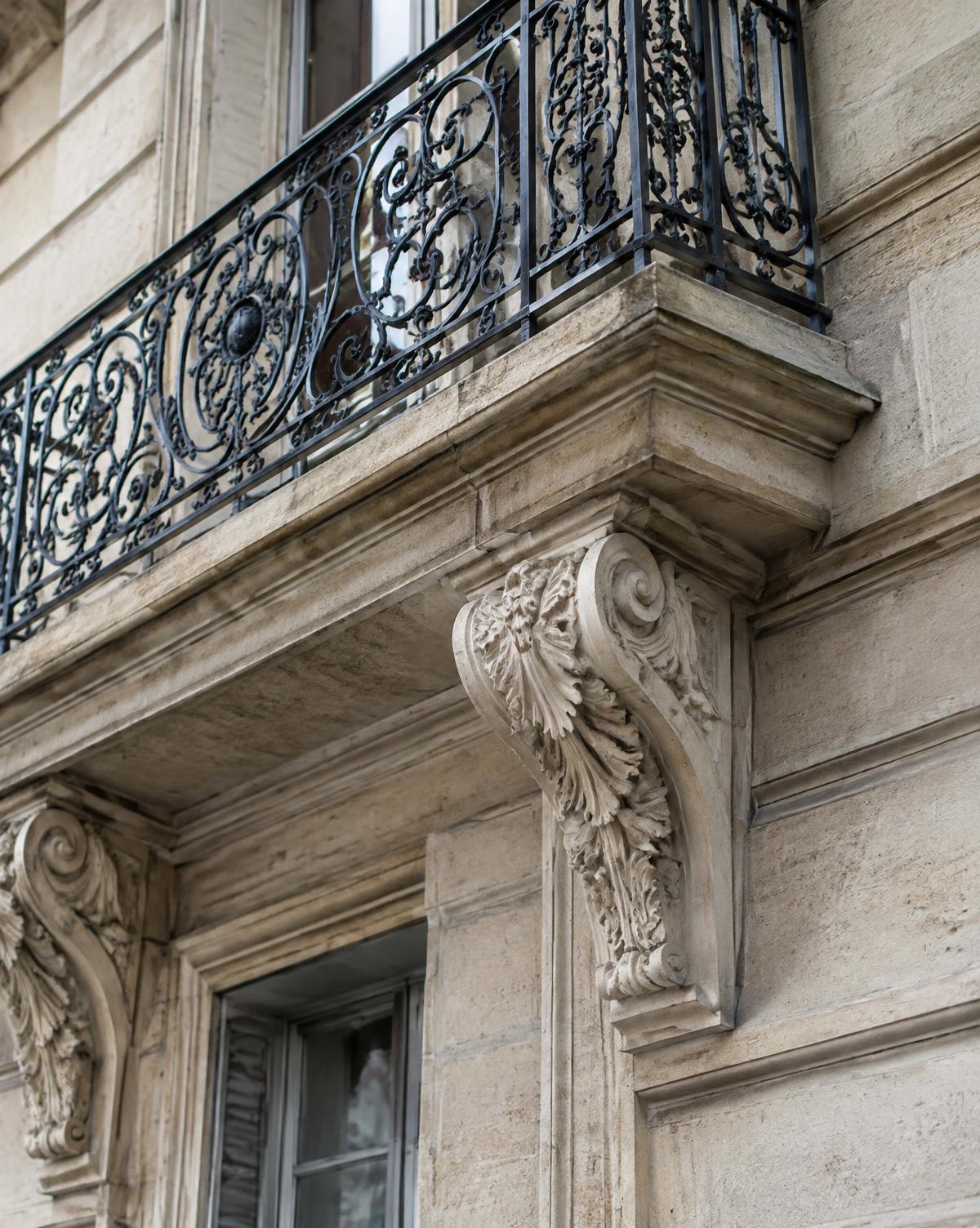 Détail sculpté d'une façade parisienne en pierre (illustration)