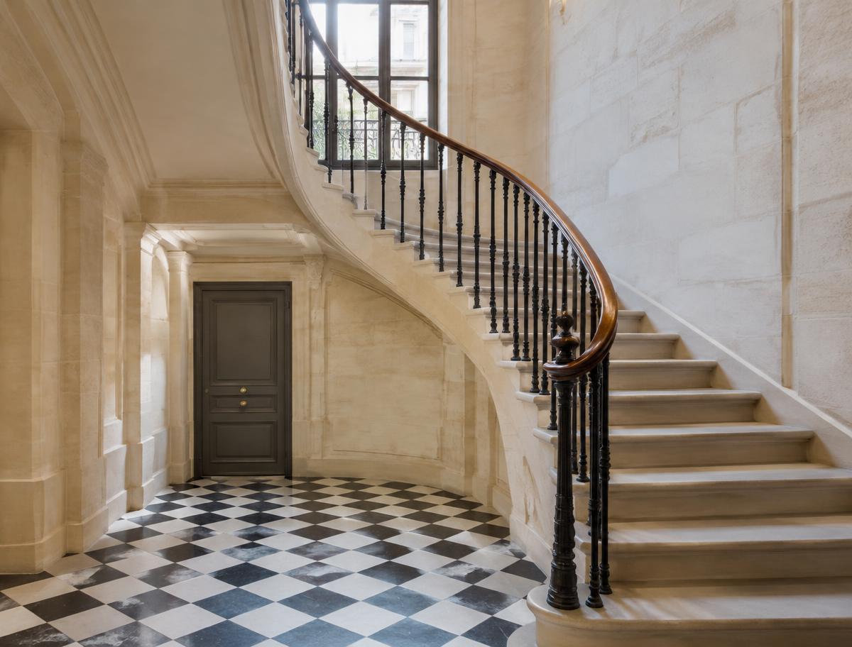 Cage d'escalier restaurée dans un immeuble parisien (illustration)